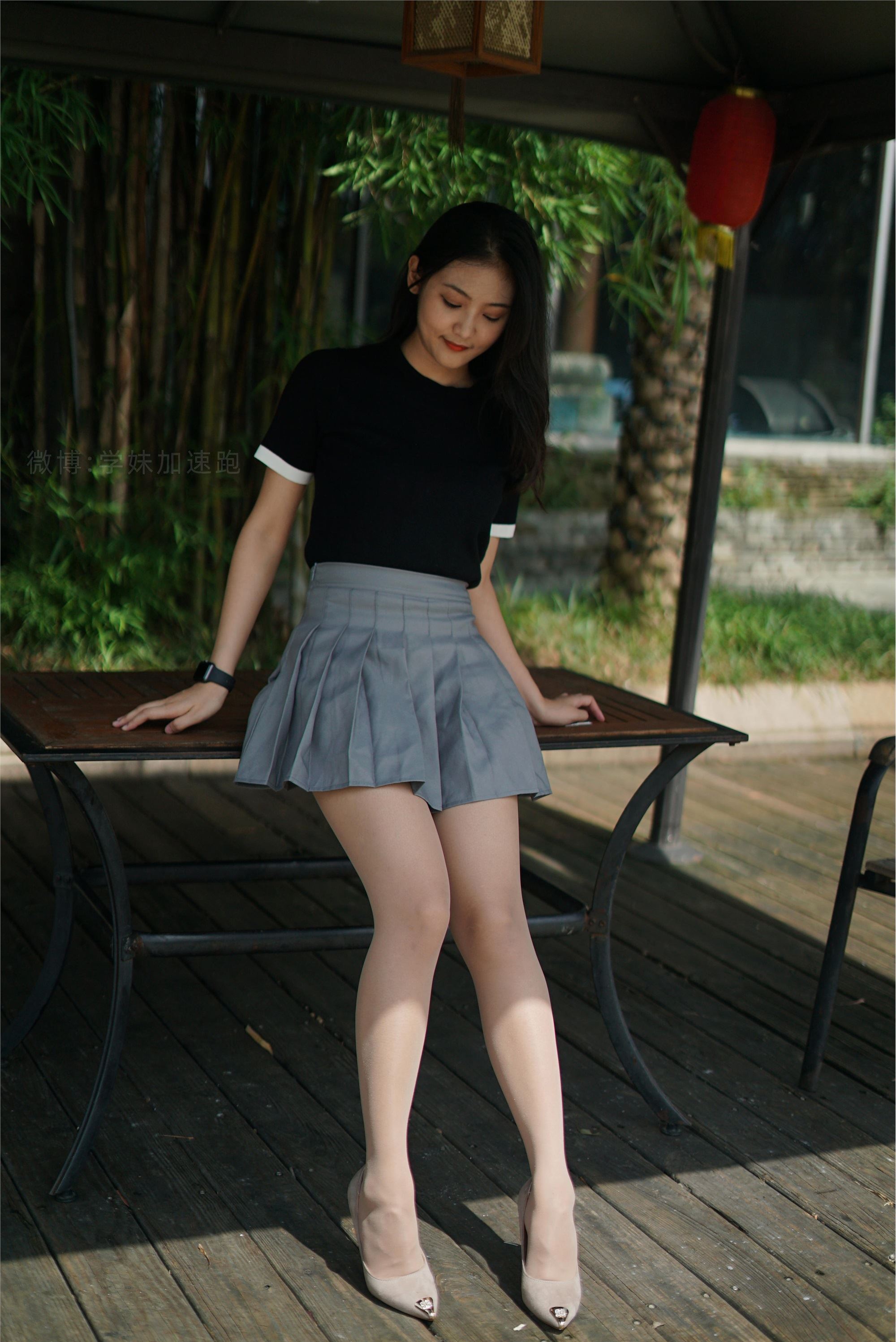 学妹加速跑 XM077《桌上起舞的彤彤》